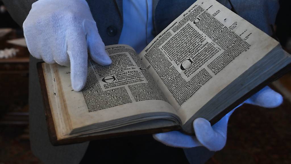 Das religiöse Werk mit dem Titel «Postilla super epistolas et evangelia» wurde kürzlich von der italienischen Polizei wiedergefunden. Foto: Peøina Ludìk/CTK/dpa