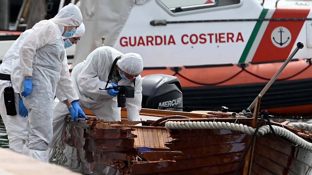 Italienische Forensiker begutachten den Schaden an einem Boot.