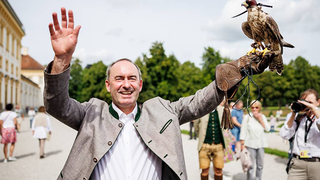 Hubert Aiwanger, Wirtschaftsminister und Landesvorsitzender der Freien Wähler in Bayern, trägt während einer historischen Reiter- und Kutschengala im Schloss Schleißheim einen Wanderfalken. Foto: Matthias Balk/dpa