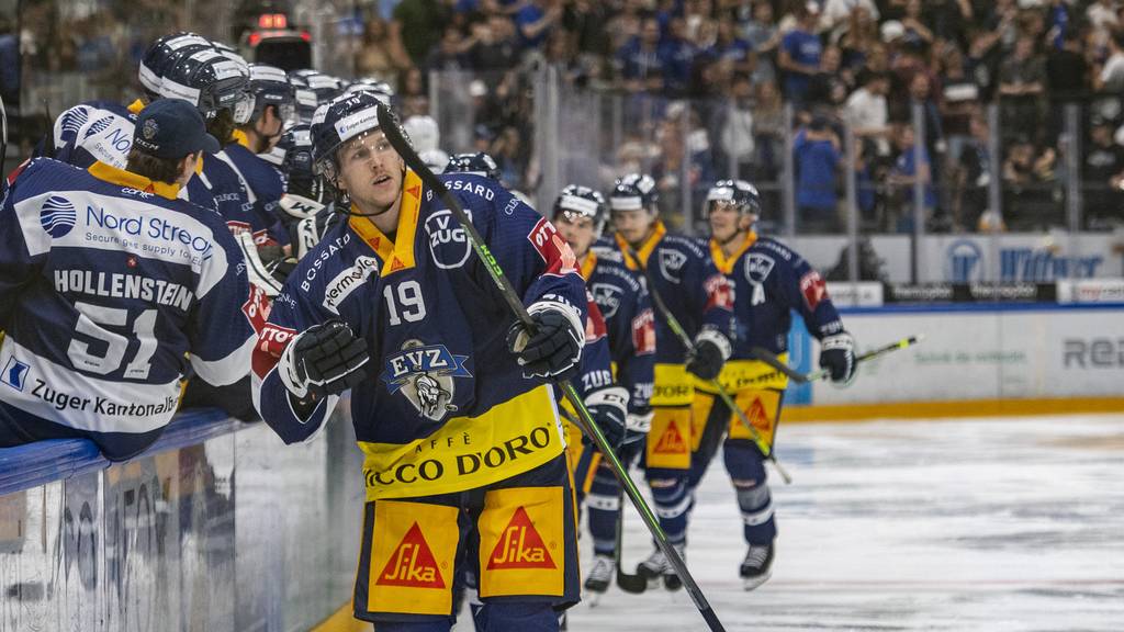 Die Zuger mit Niklas Hansson, mitte, feiern das 3:0 beim Eishockey Qualifikationsspiel der National League zwischen dem EV Zug und dem HC Davos am Dienstag, 7. September 2021 in Zug.