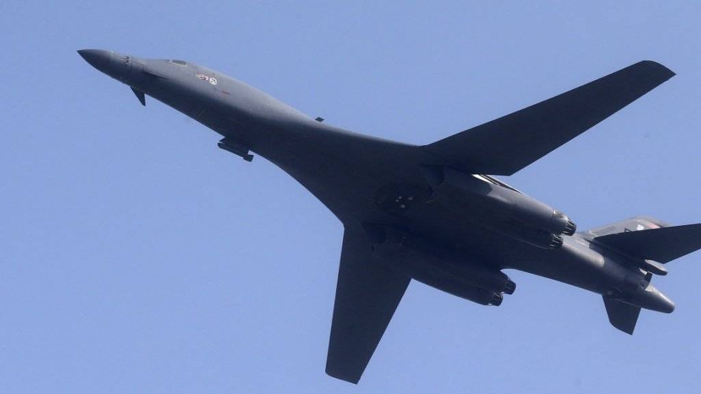 Präsenz markiert: Ein US-Kampfjet vom Typ B-1 Lancer fliegt über Südkorea.