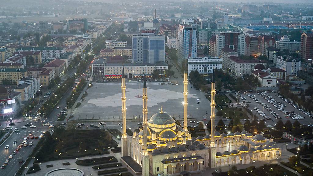 ARCHIV - Blick auf das Stadtzentrum und die Achmat-Kadyrow-Moschee bei Sonnenuntergang. Foto: Emile Alain Ducke/dpa