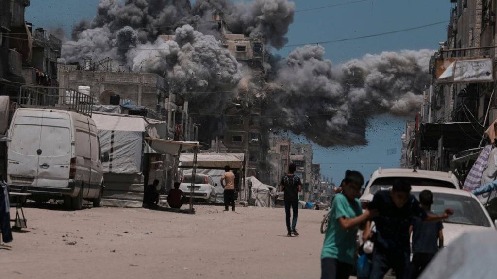 dpatopbilder - Nach einem israelischen Angriff in Gaza-Stadt steigt Rauch in den Himmel. Foto: Jehad Alshrafi/AP/dpa