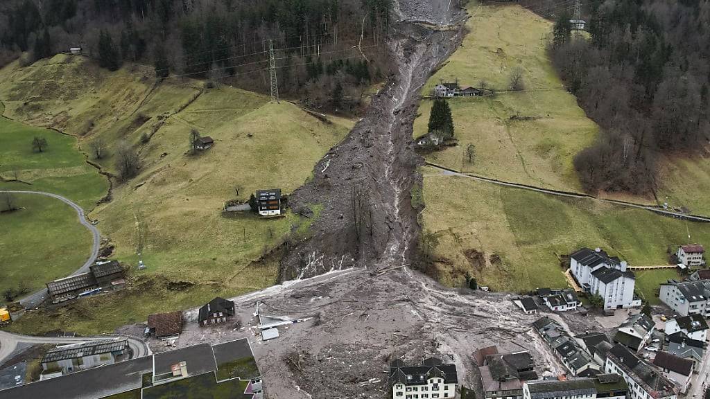Wenn ein Erdrutsch einen Fluss blockiert, kann dies Erdbeben auslösen. Die Wahrscheinlichkeit für eine solche Verkettung der Umstände sei für die Schweiz gering, Erdrutsche treten aber immer wieder ein, wie im letzten Jahr in Schwanden GL.