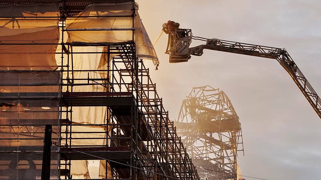 dpatopbilder - Feuerwehrleute arbeiten daran, das Feuer vollständig zu löschen und das Gebäude der historischen Börse zu sichern. Foto: Liselotte Sabroe/Ritzau Scanpix Foto/AP
