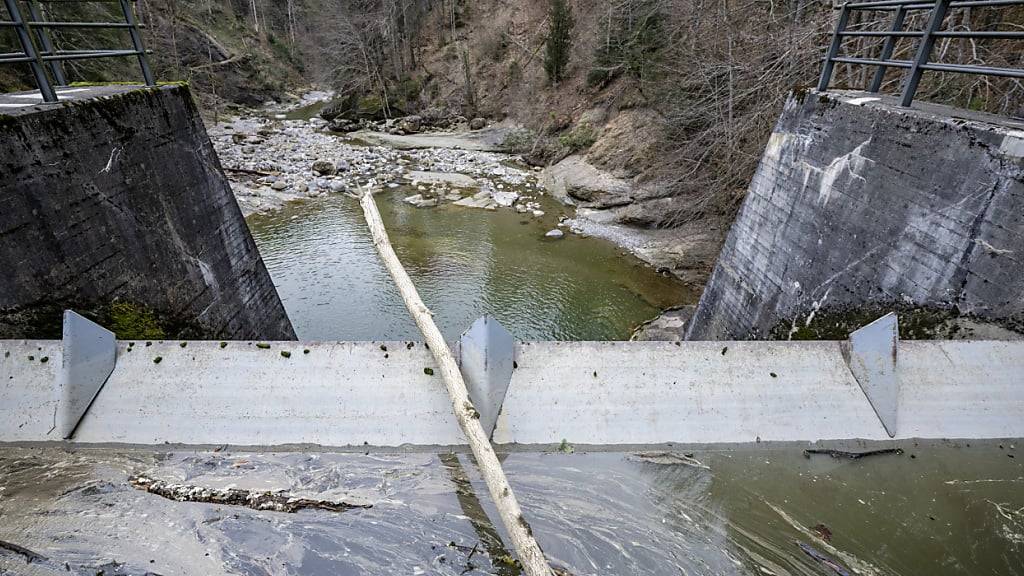 Im Kanton Schwyz werden über 70 Prozent der Stromproduktion mit Wasserkraft erzielt. Das Bild zeigt das Stauwehr Sihlhöfe des Kraftwerks EW Höfe und EW Schindellegi am Fluss Sihl. (Archivbild)