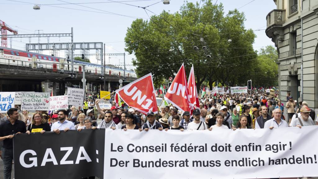 Die Spitze des Demonstrationszugs am Samstag kurz nach dem Start auf der Berner Schützenmatte.