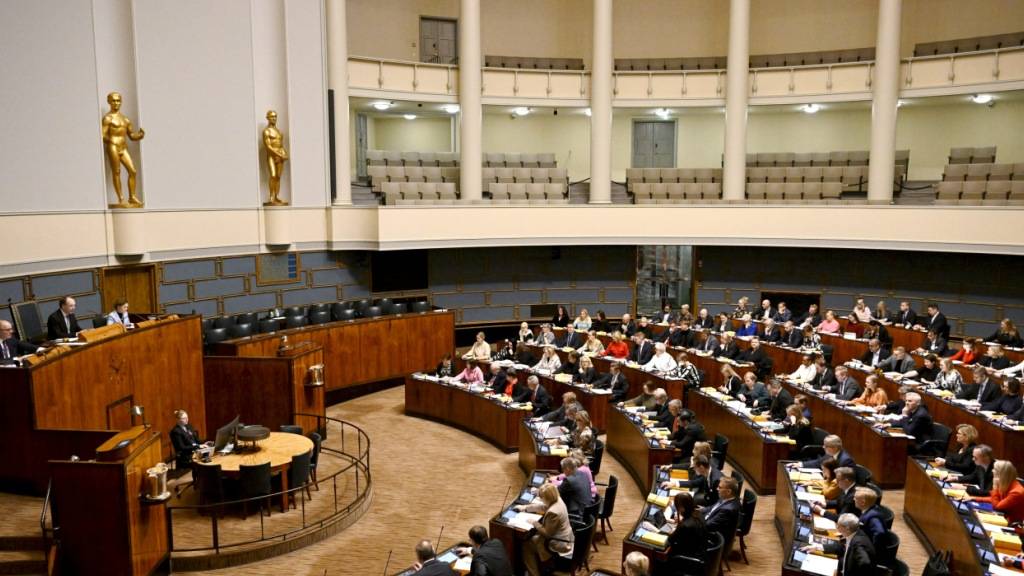 ARCHIV - Mitglieder des Parlaments bei der Plenarsitzung. Foto: Antti Aimo-Koivisto/Lehtikuva/dpa