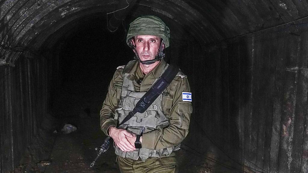 ARCHIV - Daniel Hagari, Sprecher des israelischen Militärs, spricht zu Medienvertretern in einem Tunnel, der nach Angaben des Militärs von militanten Hamas-Kämpfern für den Angriff auf den Grenzübergang Erez im nördlichen Gazastreifen genutzt wurde. Das Foto wurde unter Aufsicht der IDF aufgenommen und von der Zensurbehörde des Militärs geprüft. Die israelische Armee hat nach eigenen Angaben das Hauptquartier der islamistischen Hamas in Chan Junis im Süden des Gazastreifens gestürmt. (zu dpa «Israels Armeesprecher: Hamas-Hauptquartier im Süden Gazas gestürmt») Foto: Ariel Schalit/AP/dpa