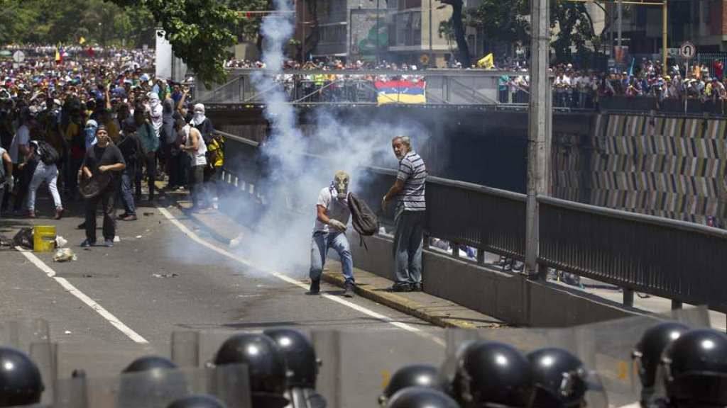 Demonstranten und Polizisten lieferten sich am Samstag in Caracas Strassenschlachten.