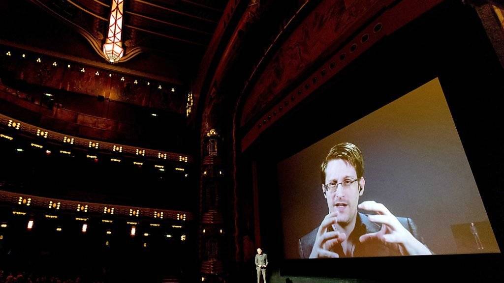 Direkt aus Russland zugeschaltet: Edward Snowden beantwortet Fragen per Live-Verbindung in Amsterdam.
