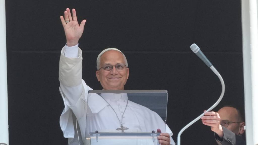 ARCHIV - Papst Leo XIV. spricht auf dem Petersplatz im Vatikan das Mittagsgebet «Angelus». Foto: Gregorio Borgia/AP/dpa