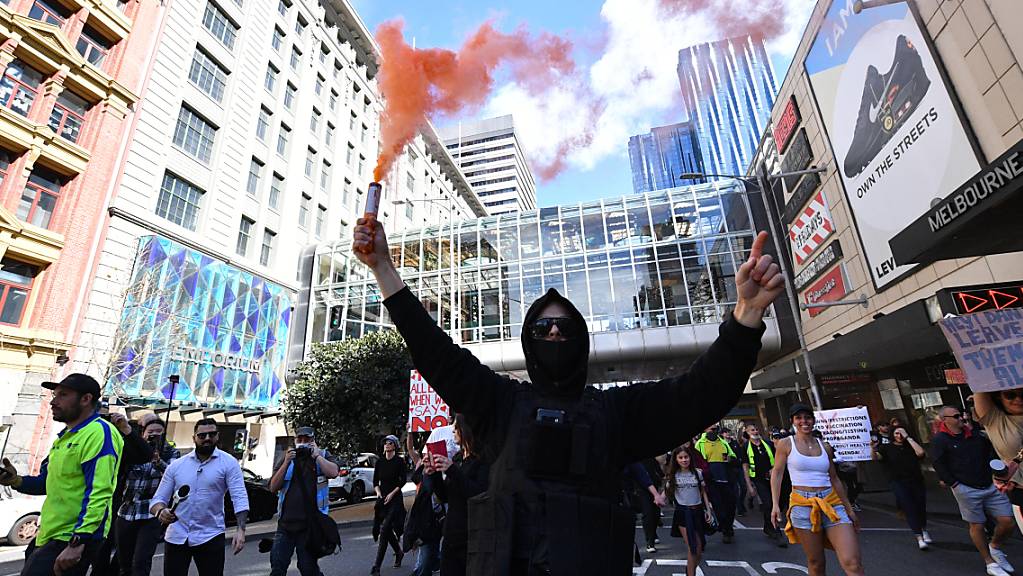In Melbourne sind am Samstag zahlreiche Personen auf die Strasse gegangen, um gegen die Corona-Politik zu demonstrieren.