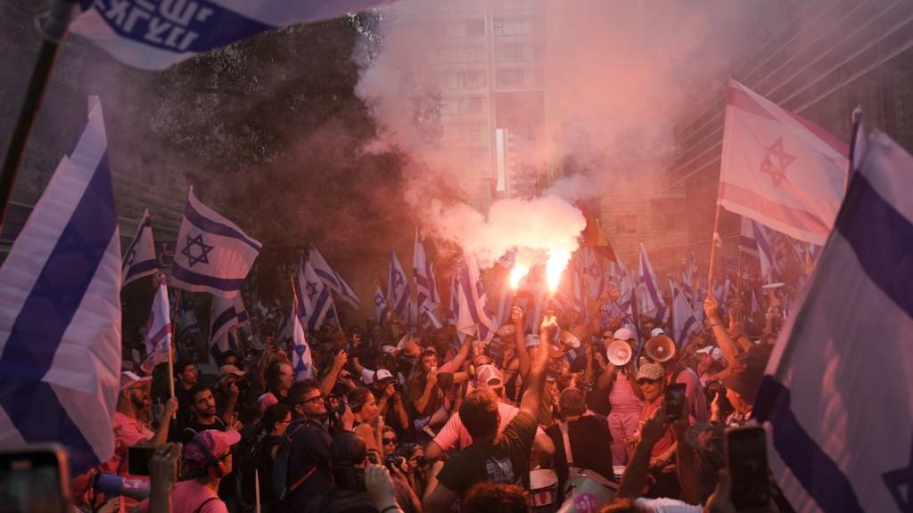 Israelis protestieren in Tel Aviv gegen die Pläne der Regierung von Premierminister Netanjahu, das Justizsystems zu reformieren. Foto: Oded Balilty/AP/dpa