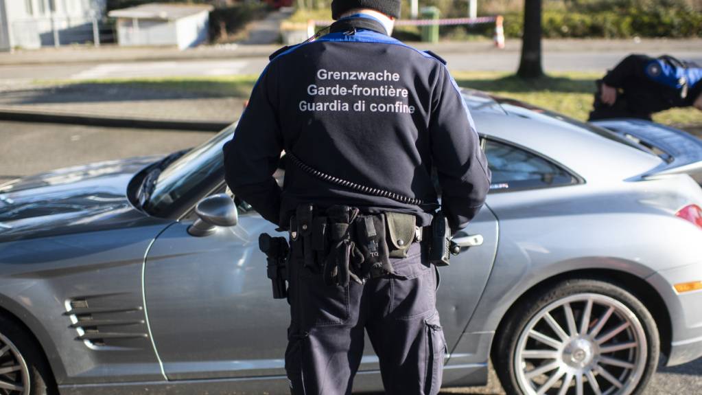 Beim Grenzübergang Thayngen kontrollierten die Beamten eine Autofahrerin und fanden Kokain in ihrem Fahrzeug. (Symbolbild)
