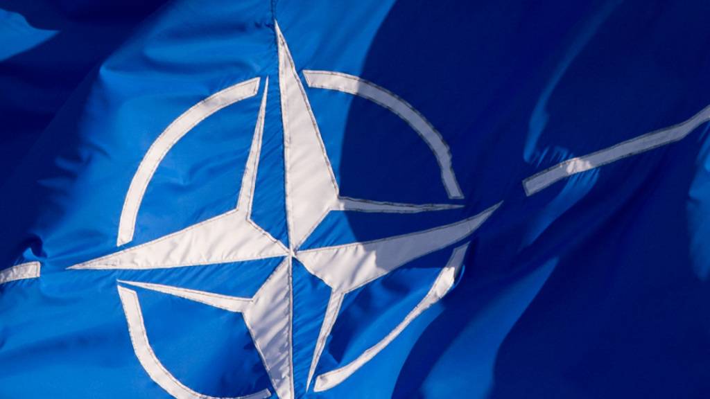 Eine Flagge der Nato weht beim NATO-Außenministertreffen.
