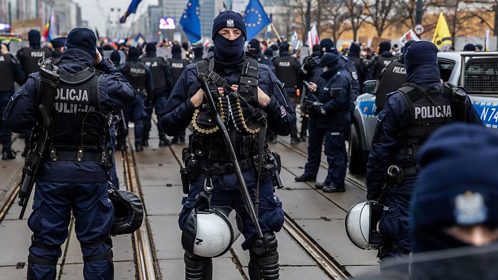 Polizisten in Schutzuniform stehen während einer Demonstration in der Hauptstadt Wache.