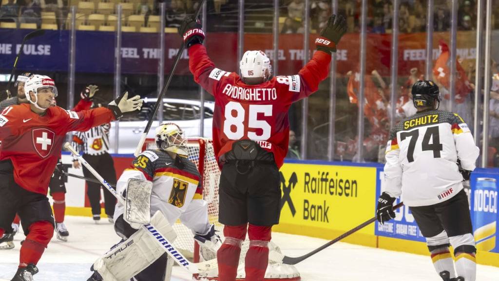 Sven Andrighetto jubelt nach dem dritten Treffer innert neun Minuten, ein vierter sollte noch folgen