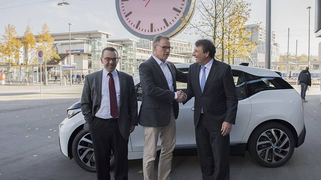SBB-Chef Andreas Meyer (Mitte) mit BMW-Chef Kurt Egloff (rechts) und ETH-Mobilitätsexperte Ulrich Weidmann: Ihr Testangebot «Green Class» ist Anfang Jahr angelaufen. (Archivbild)