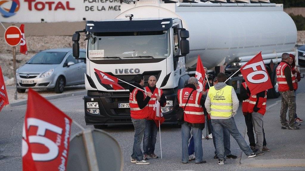 Lastwagenfahrer demonstrieren in Frankreich gegen die Arbeitsmarktreform von Präsident Emmanuel Macron.