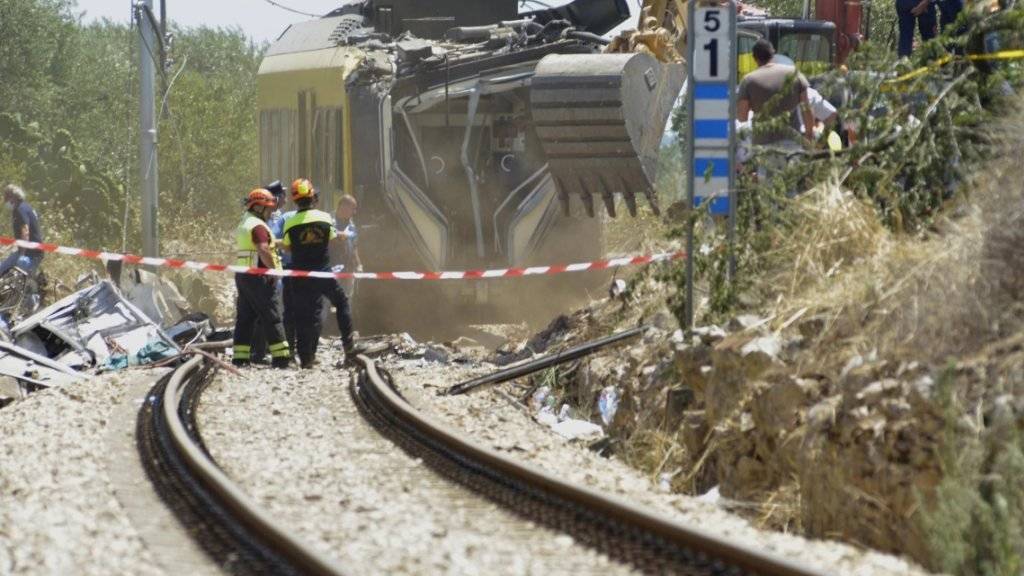 Bergungsarbeiten nach dem verheerenden Zugunglück auf dem einspurigen Streckenabschnitt nördlich von Bari.