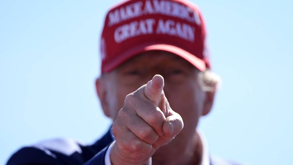 Der republikanische Präsidentschaftskandidat und ehemalige US-Präsident Donald Trump gestikuliert während einer Wahlkampfveranstaltung auf dem Central Wisconsin Airport. Foto: Alex Brandon/AP/dpa