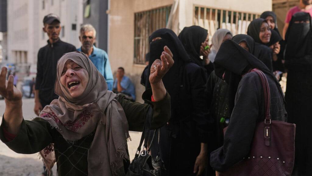 ARCHIV - Palästinensische Frauen trauern während der Beerdigung von Familienmitgliedern, die bei dem Versuch getötet wurden, Hilfsgütertransporter zu erreichen, die über den israelischen Grenzübergang Zikim in den nördlichen Gazastreifen einfuhren. Foto: Jehad Alshrafi/AP/dpa