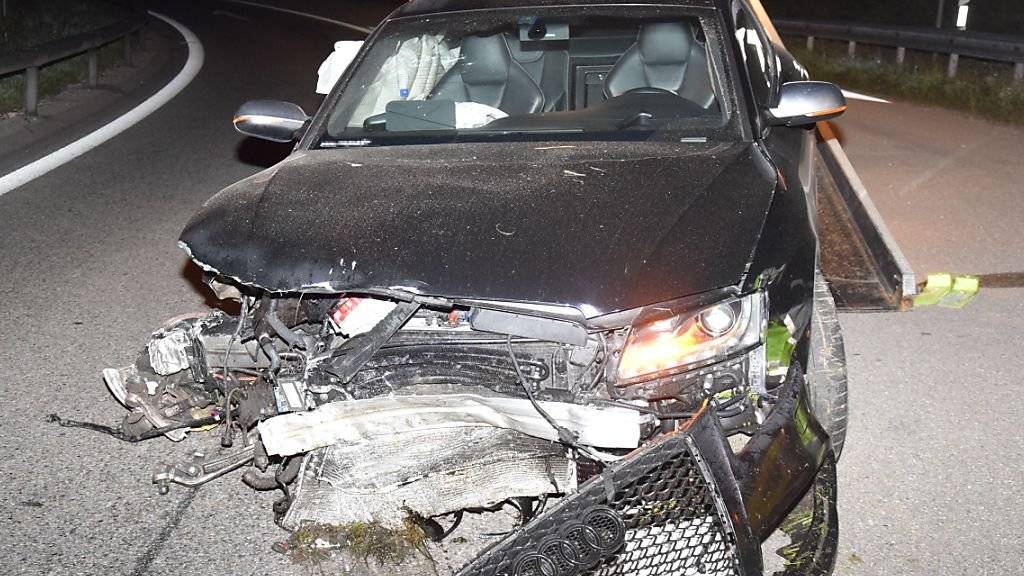 Eine unbekannte Person hat in der Nacht auf Samstag in Deitingen SO dieses Auto zu Schrott gefahren und sich aus dem Staub gemacht.