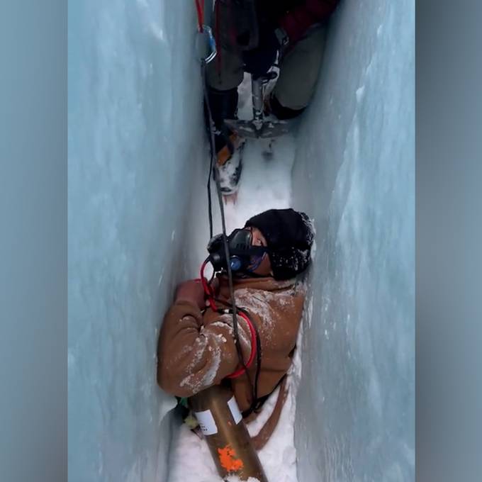 Sherpa stürzt 30 Meter in Gletscherspalte – und wird gerettet