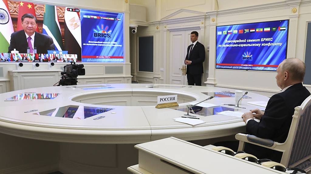 HANDOUT - Dieses von der staatlichen russischen Nachrichtenagentur Sputnik via AP veröffentlichte Foto zeigt Wladimir Putin (r), Präsident von Russland, der online an einem außerordentlichen Brics-Gipfel teilnimmt. Foto: Mikhail Klimentyev/Pool Sputnik Kremlin/AP/dpa - ACHTUNG: Nur zur redaktionellen Verwendung im Zusammenhang mit der aktuellen Berichterstattung und nur mit vollständiger Nennung des vorstehenden Credits