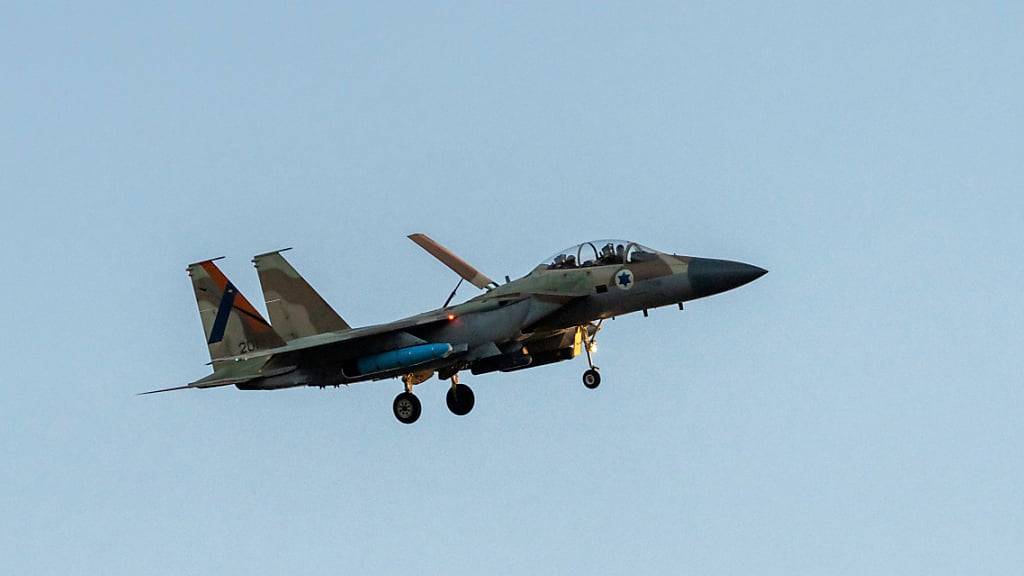 Ein F-15-Kampfflugzeug der israelischen Luftwaffe ist vor der Landung auf einem Luftwaffenstützpunkt in Zentralisrael zu sehen. Foto: Ohad Zwigenberg/AP/dpa