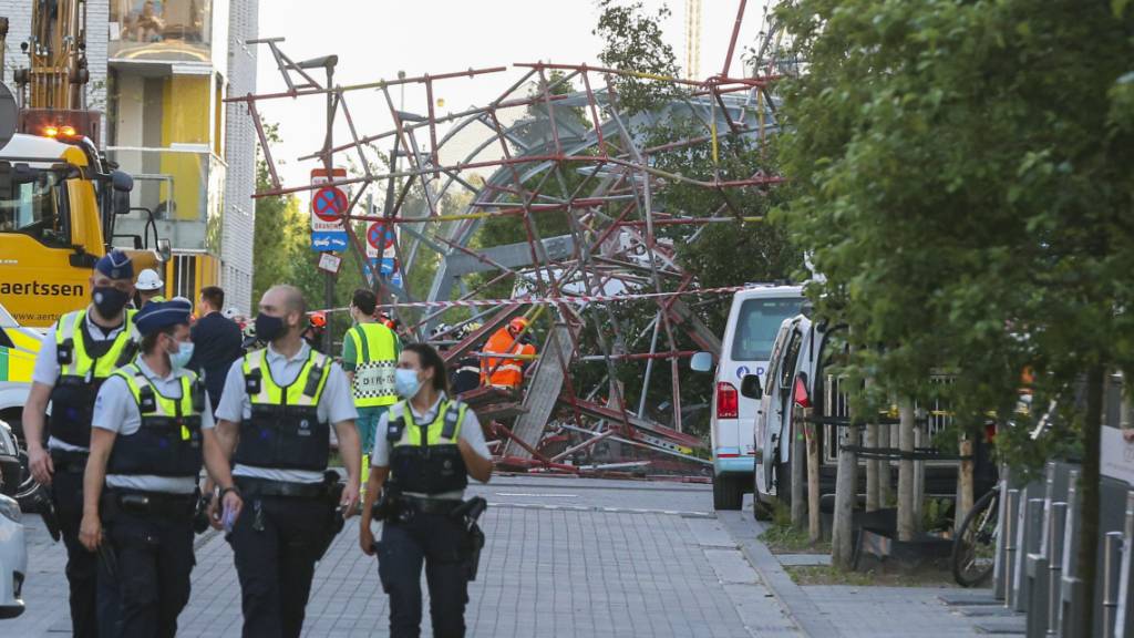 Rettungskräfte vor dem eingestürzten Gebäude. Foto: Nicolas Maeterlinck/BELGA/dpa