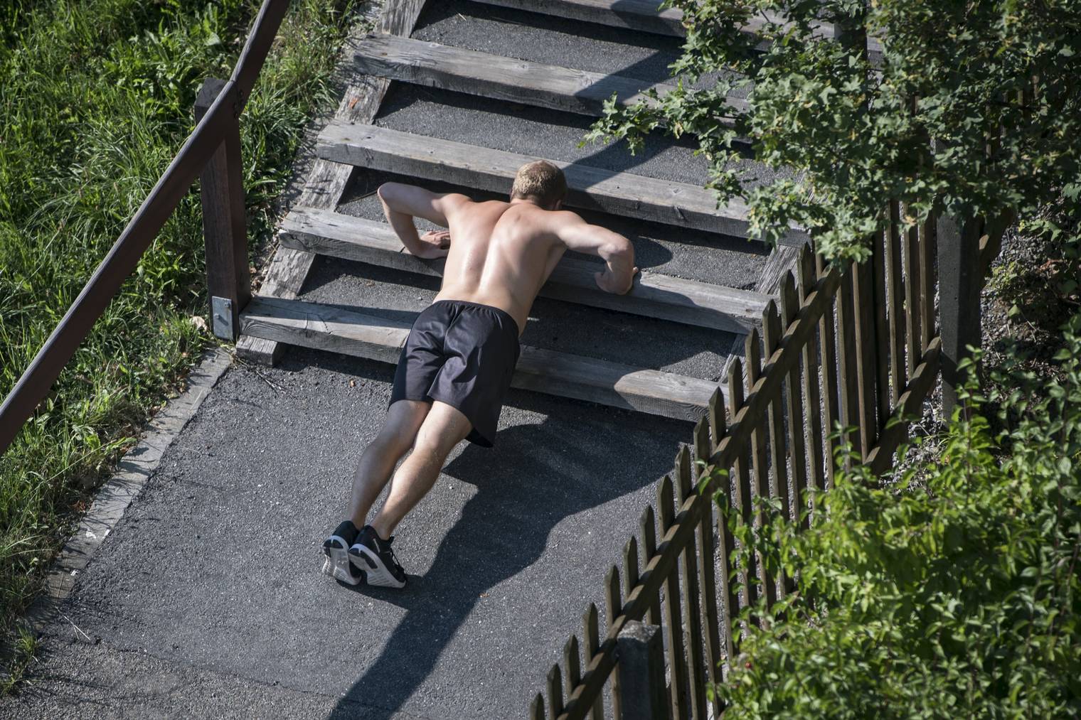 Stägestadt-Tag am Sonntag: Ein Mann trainiert auf einer Treppe, in St. Gallen.
