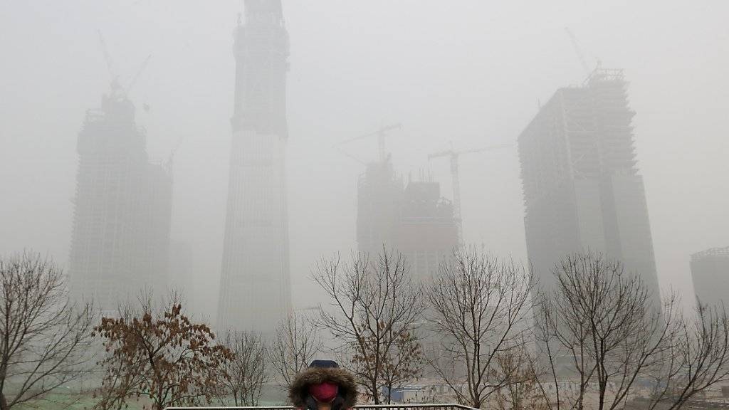 Die Hochhäuser Pekings sind im dichten Smog kaum noch zu sehen.