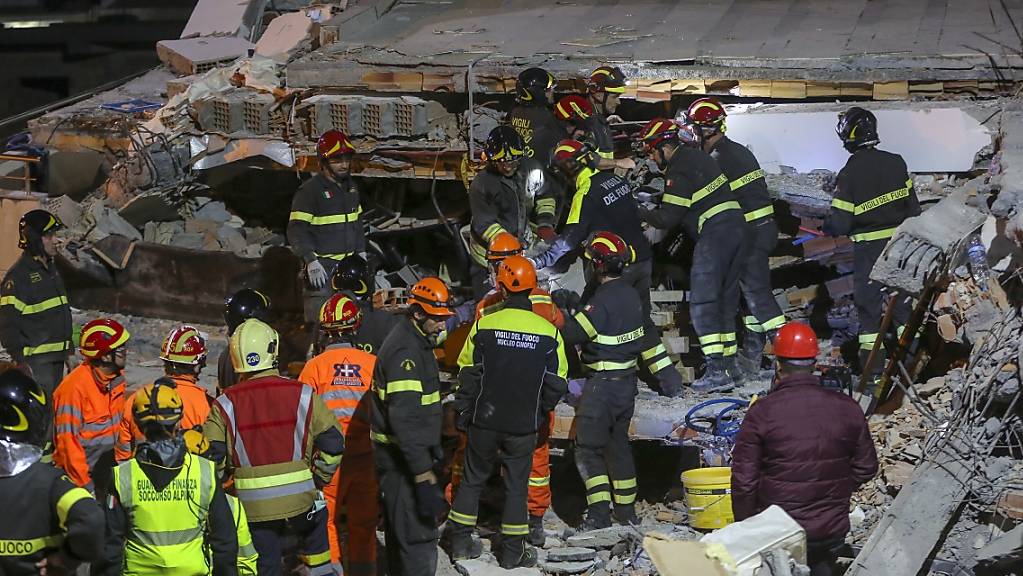 Nach dem schweren Erdbeben in Albanien vom Dienstag haben die Rettungskräfte am Samstag die Suche beendet. 50 Menschen starben, 41 sind noch in Spitälern.