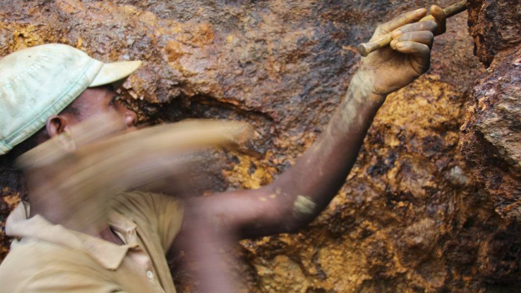 ARCHIV - Ein Mann arbeitet in der Mine Zola Zola bei Nzibira in der ostkongolesischen Provinz Süd-Kivu auf der Suche nach Mineralien und Erzen. Foto: Jürgen Bätz/dpa (Archivbild)