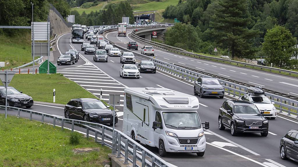 Starker Reiseverkehr hat am Samstagmorgen erneut zu einem Zehn-Kilometer-Stau vor dem Gotthard-Strassentunnel in Fahrtrichtung Süden geführt. (Archivbild)