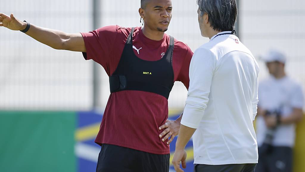 Murat Yakin bespricht sich im Abschlusstraining mit Abwehrchef Manuel Akanji