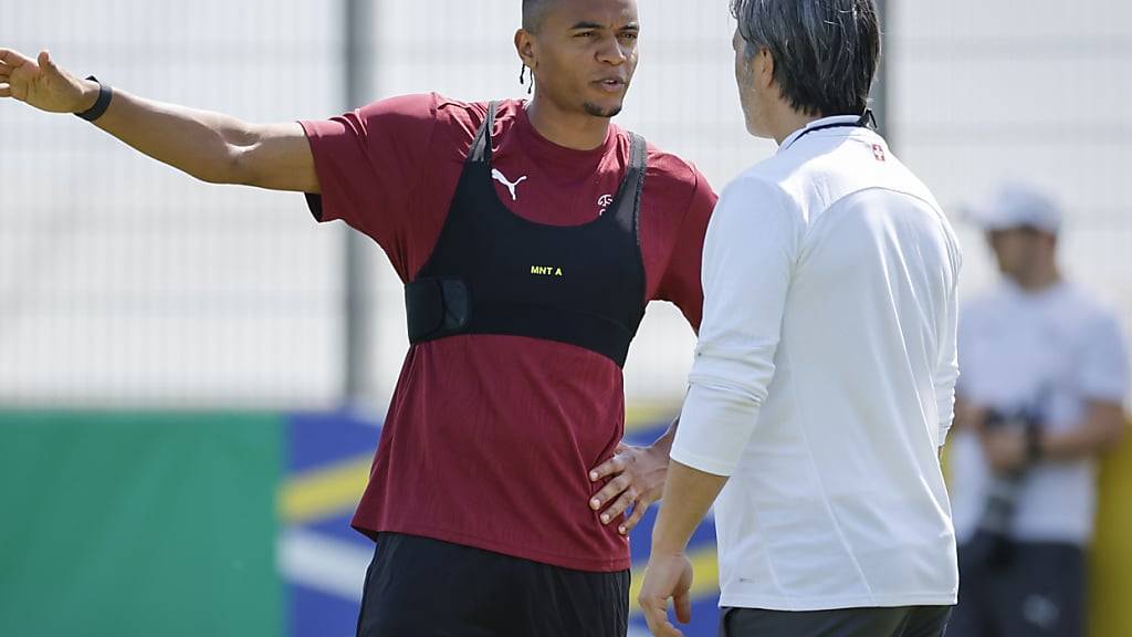 Murat Yakin bespricht sich im Abschlusstraining mit Abwehrchef Manuel Akanji