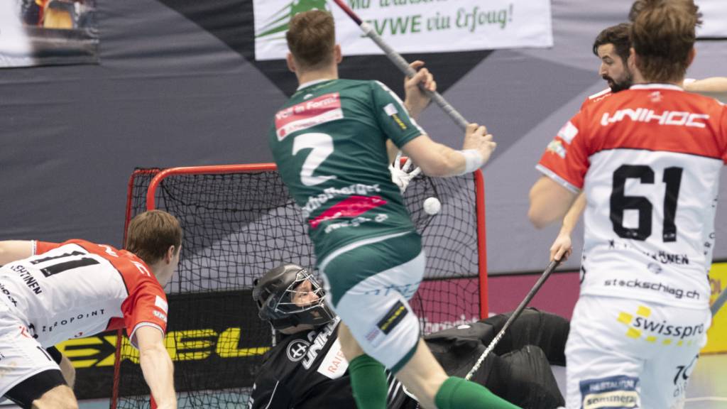Die Unihockey-Elite greift wieder ein: Wiler-Ersigens Nationalverteidiger Nicola Bischofberger prüft Churs Goalie Christoph Reich. (Archivbild)