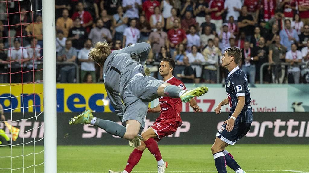 Pascal Loretz hext im Tor der Luzerner