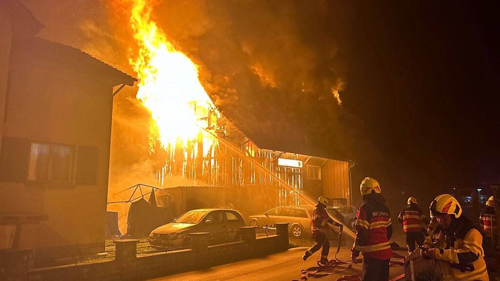 Die Kantonspolizei St. Gallen rückte am frühen Sonntagmorgen zu einem Brand in Diepoldsau aus.