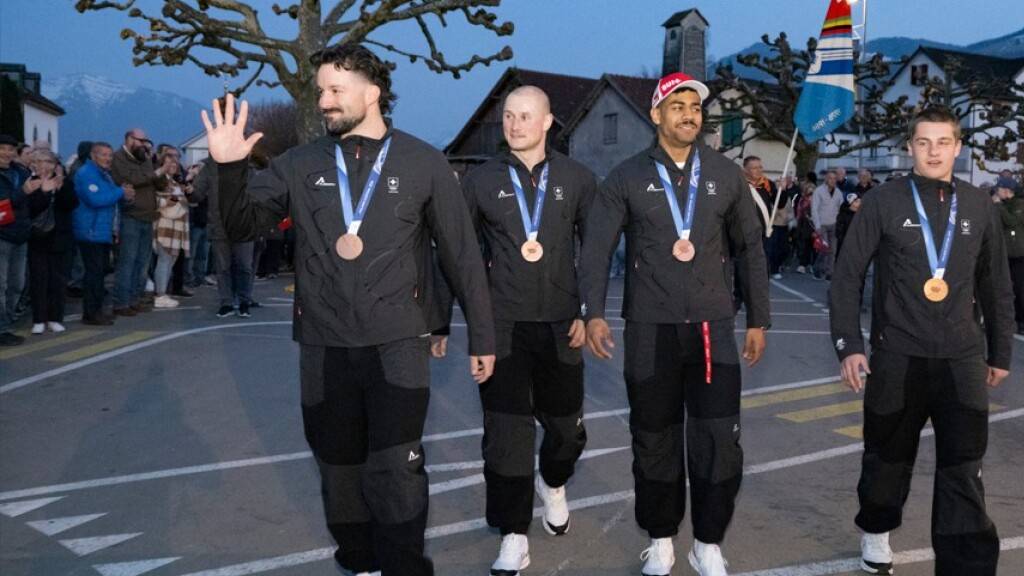 Die Schweizer Bob Olympiamedaillengewinner Michael Vogt, Andreas Haas, Amadou David Ndiaye and Mario Aeberhard (von links) werden in Wangen SZ empfangen.