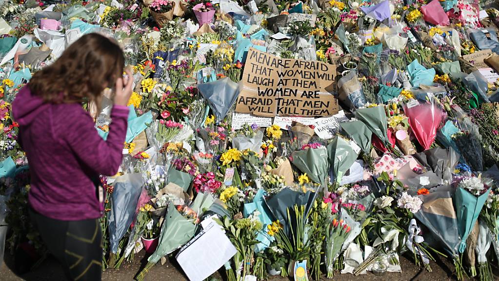 Eine Frau schaut sich die Blumen an, die für die getötete Sarah Everard im Clapham Common Park niedergelegt wurden. (Archivbild)