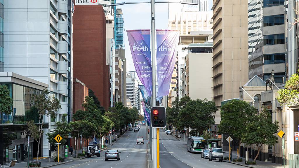 A general street scene looking down St Georges Terrace in Perth, Tuesday, June 29, 2021. The Perth and Peel regions of Western Australia went into a four day lockdown yesterday after positive cases for the Delta variant were found in the northern suburbs of Perth. (AAP Image/Richard Wainwright) NO ARCHIVING