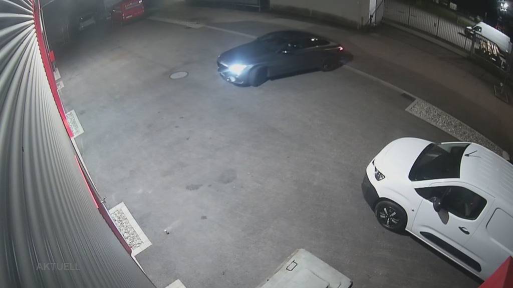 Hoher Sachschaden: Mehrere vermummte Personen stehlen in Uerkheim Luxusauto