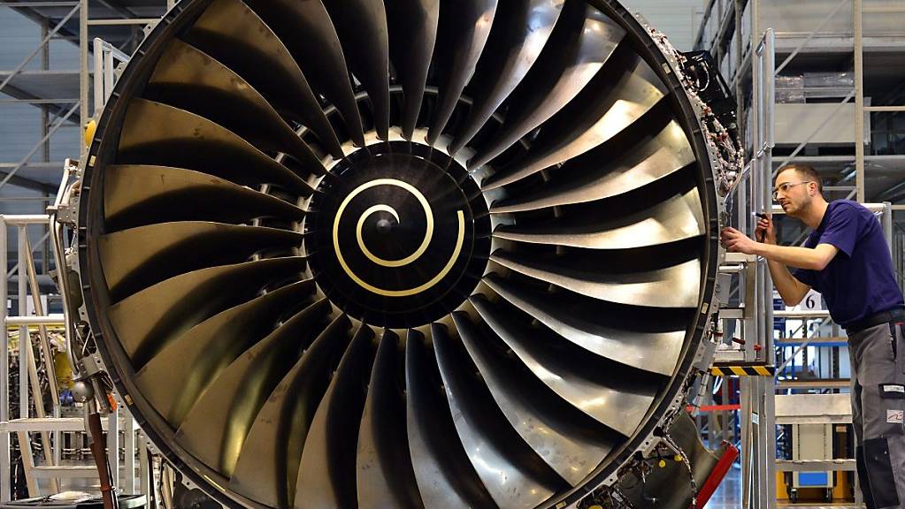 Der Triebswerksbauer Rolls Royce hat den Einbruch des Luftverkehrs wegen der Coronakrise stark zu spüren bekommen. (Archivbild)