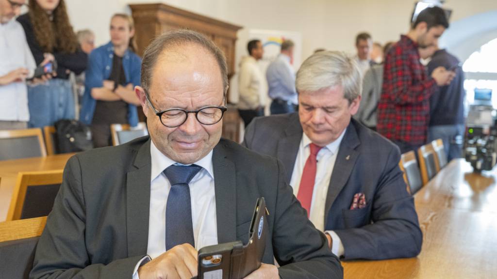 Der Sitz von Daniel Wyler (SVP/hinten) geht an die FDP. Vorne der Wiedergewählte Hans Hess (parteilos)