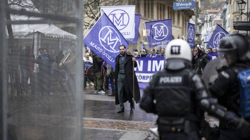 Trotz entzogener Bewilligung zogen Demonstrierende am 14. Februar mit Hellebarden durch die St. Galler Innenstadt. (Archivbild)