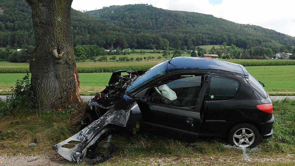 Beim Zusammenprall mit dem Baum ist ein Autolenker in Egerkingen SO schwer verletzt worden. Passanten bargen den 57-Jährigen aus dem Auto.